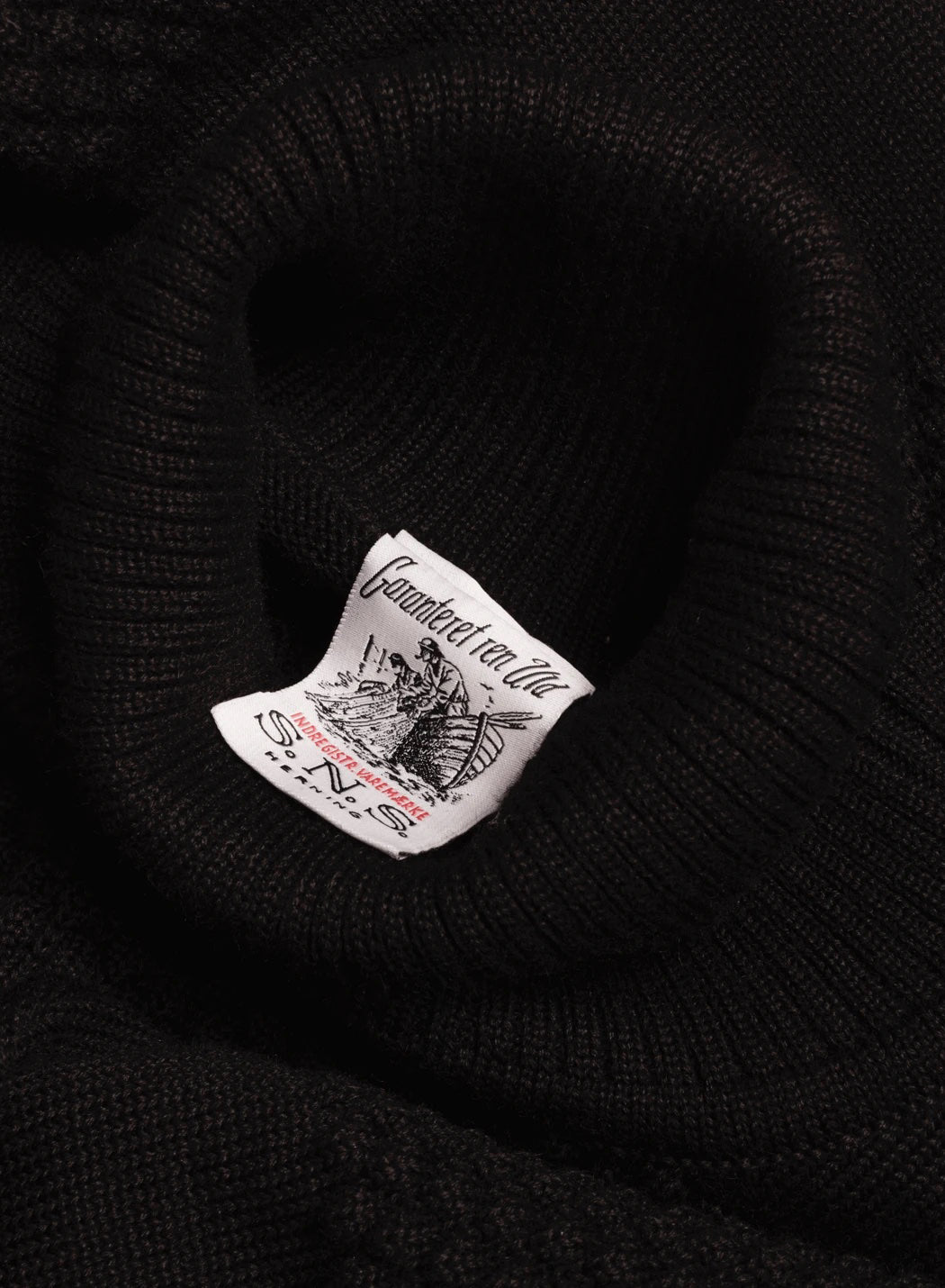 SNS Herning Fisherman Sweater Black Collar Detail