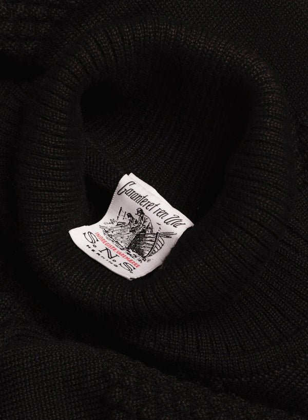 SNS Herning Fisherman Sweater Black Collar Detail